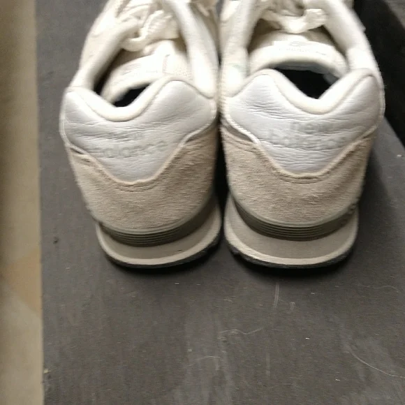 New Balance Kids Cream and Gray Sneakers - Picture 4 of 8
